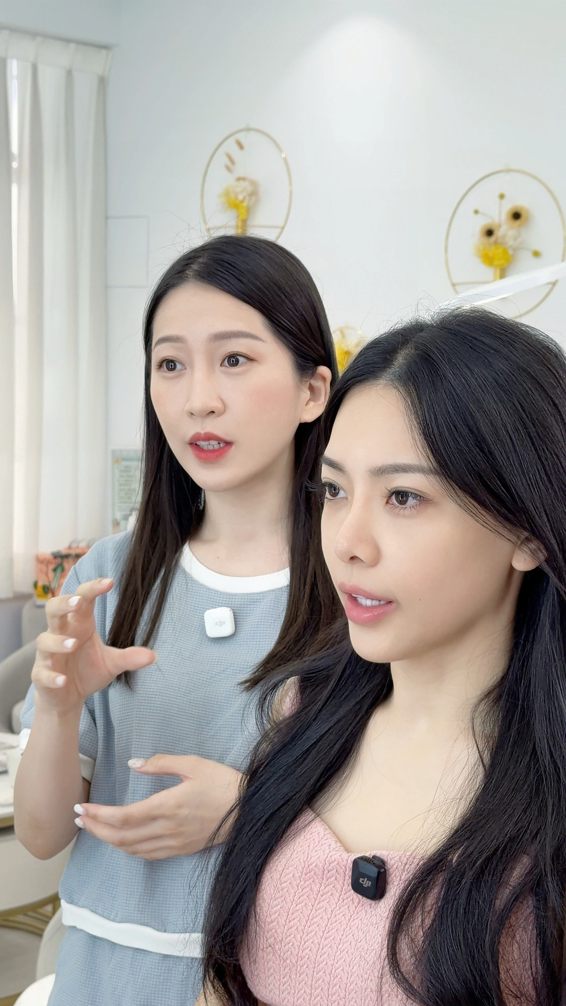 Venus Studio 紋繡師與顧客討論眉型設計與個人需求